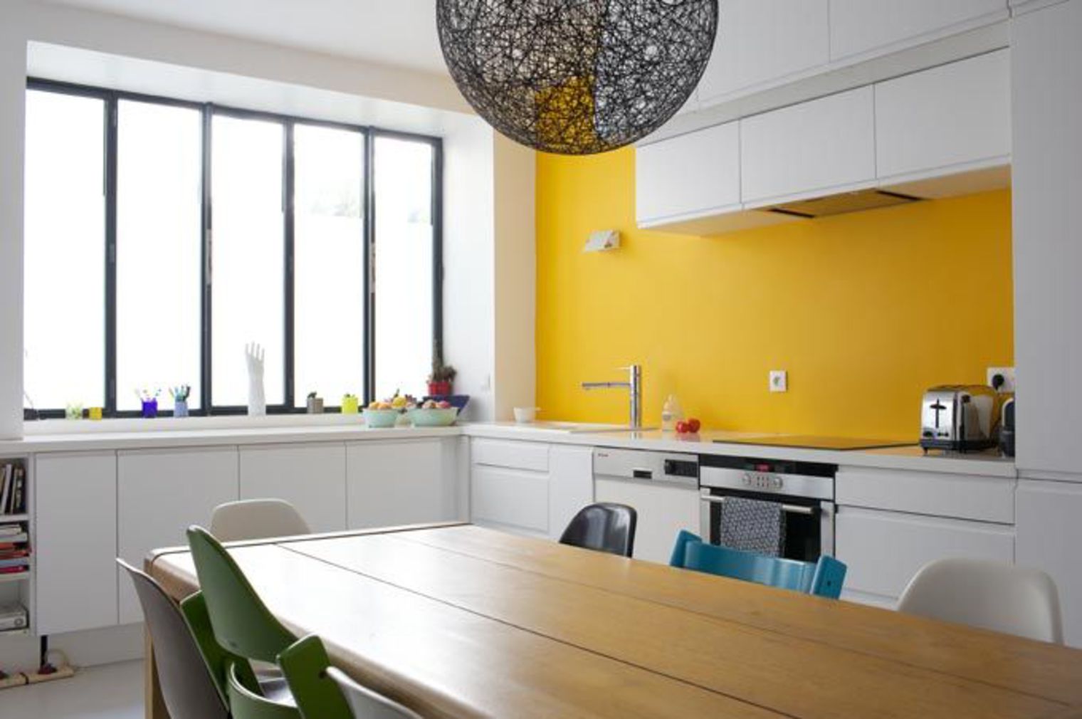 cuisine-contemporaine-avec-mur-jaune