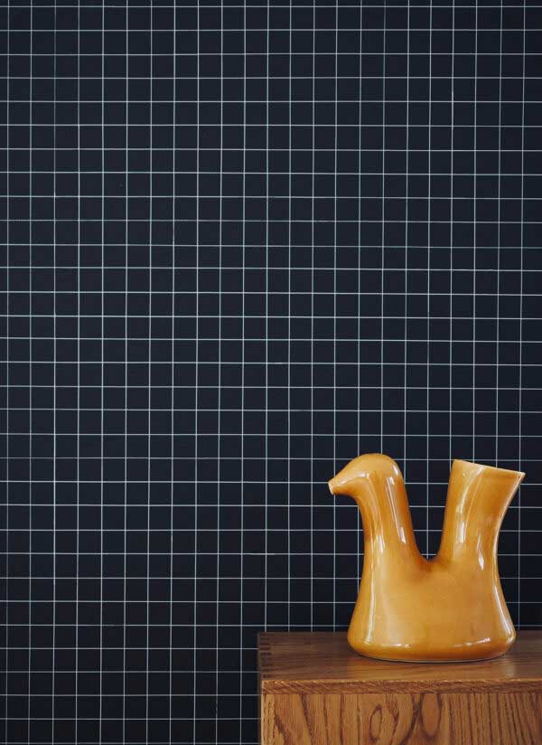 papier-peint-noir-a-carreaux-vase