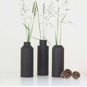Trio de vases tournés dans du bois de hêtre et teintés en noir.